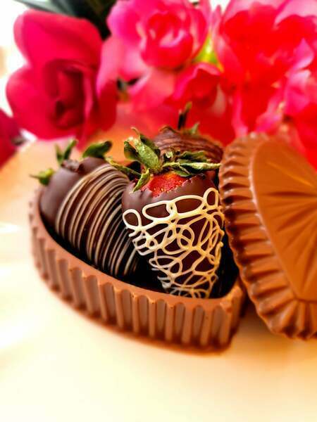 Chocolate Dipped Strawberries - Mango Creek | Seemi&